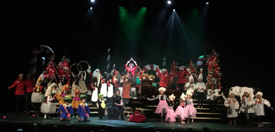 Santa's sleigh made a joyful stop in Alexandria tonight!! What a lovely bunch of kids we had helping us tell our 12 Days Of Christmas tale, especially that super flappy Turtle Dove!! Merry Christmas everyone!!!