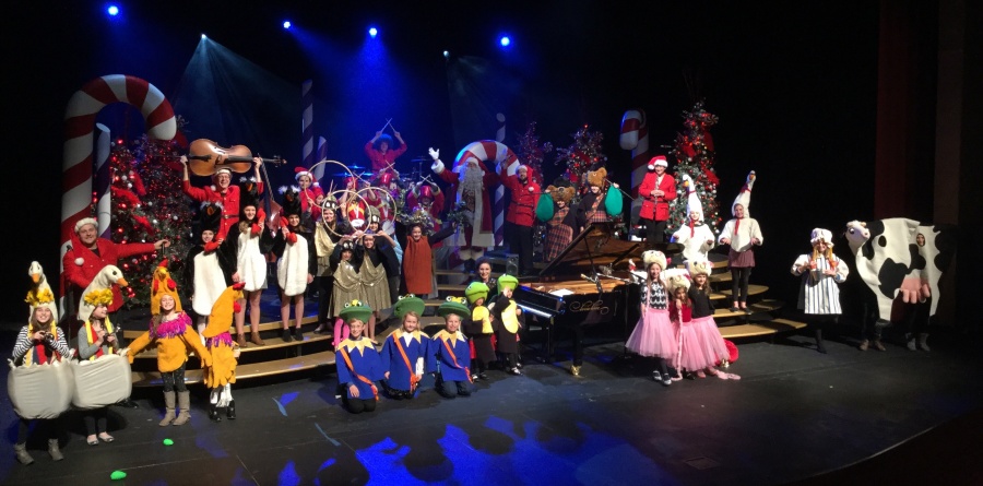 Burnsville 7:30pm show, what fun we had with you!! Thank you sweet children for helping Santa tell our jolly 12 Days Of Christmas tale!! That Maid A' Milking was a delight!! Merry Christmas all!!