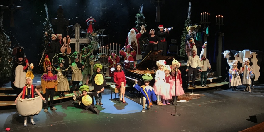 Another fabulous show in Burnsville tonight with a bunch of darling kiddos helping Santa tell his Twelve Days Of Christmas tale! That little Turtle Dove blew our minds with those ending splits!! Wow girl! Merry Christmas one and all... thank you for braving the snow to celebrate with us!!