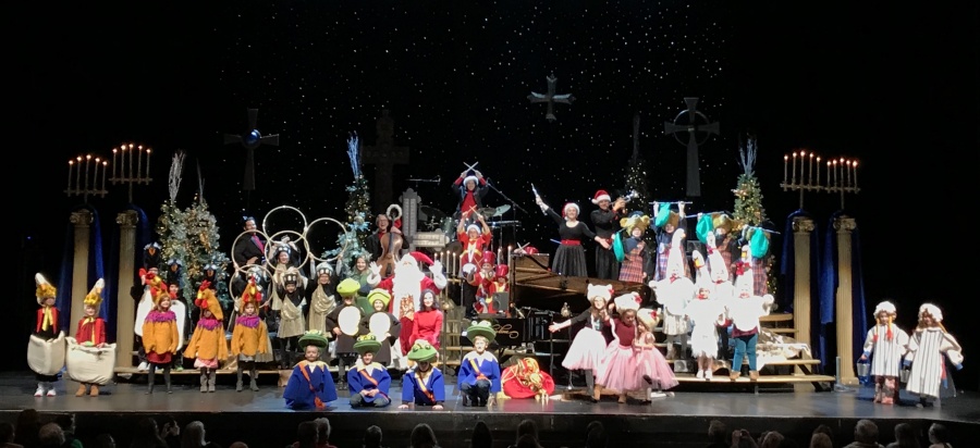 Ho, ho, ho Merry Christmas Grand Forks! Thank you darling kiddos for helping Santa tell his Twelve Days Of Christmas tale today! What a dancing delight those sweet little Ladies Of Dancing were!! Happy Holidays one and all!! See you next year!