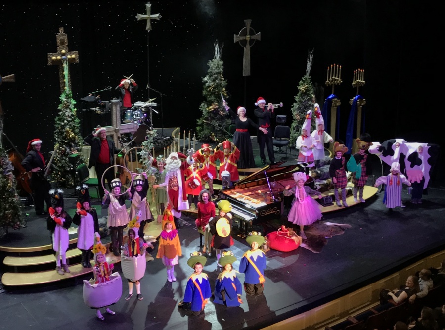 What a fabulous evening Santa had at the beautiful Providence Academy Thursday, December 20th! Thank you to all the darling, talented kiddos who helped tell the Twelve Days Of Christmas tale! Those little French Hens were right on queue with their oui, oui!! And that sweet Lady Dancing had quite the kick!! Merry Christmas one and all, see you next year!!!