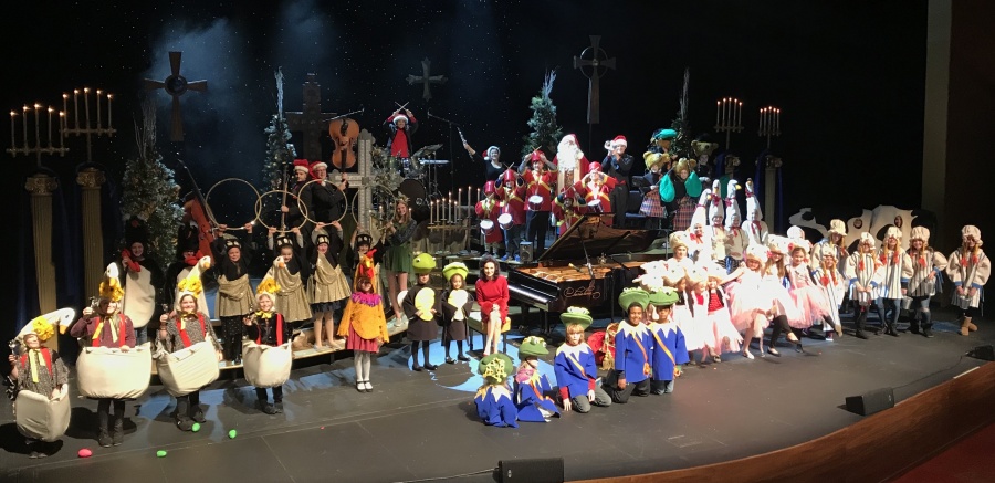 Ho, ho, ho Santa had a jolly ole time at the 3:00 Burnsville show!! Those naughty elves must have snuck in and sprinkled glue all over the stage before the show causing the Lords Of Leaping to get stuck...not leaping!! Santa will have to have a talk with them! Merry Christmas everyone and a big thank you to all the sweet kids who helped Santa tell the Twelve Days Of Christmas tale! 