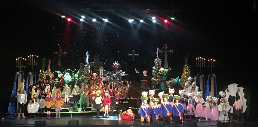 Thank you, sweet children of Eau Claire for helping Santa tell his Twelve Days Of Christmas tale tonight! Santa, Mrs. Clause, & the elves sure giggled in delight over that adorable Maid Of Milking who knew exactly how to milk a Wisconsin cow. Merry Christmas one & all!!