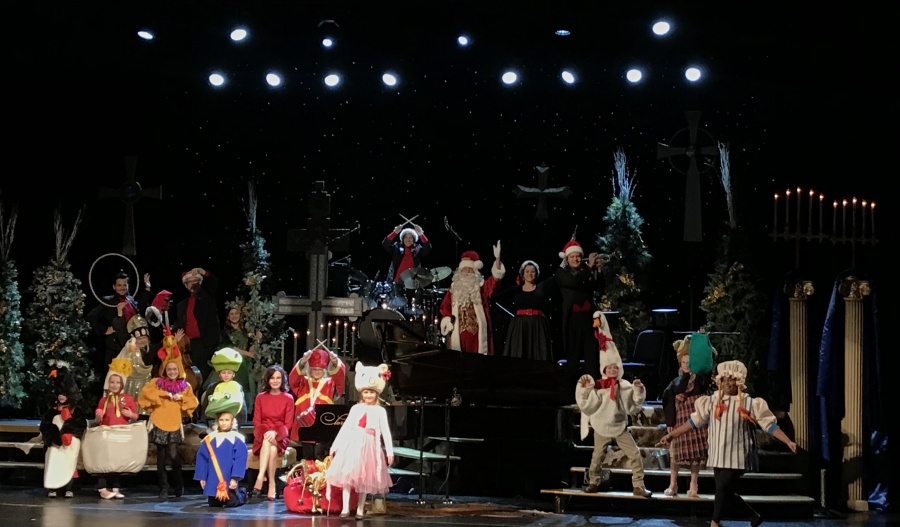 Santa had such a fun evening in Oconomowoc telling his Twelve Days Of Christmas tale with all the beautiful kids from the crowd. Maybe the stork will visit that sweet little Calling Bird’s home this year! Merry Christmas one and all!