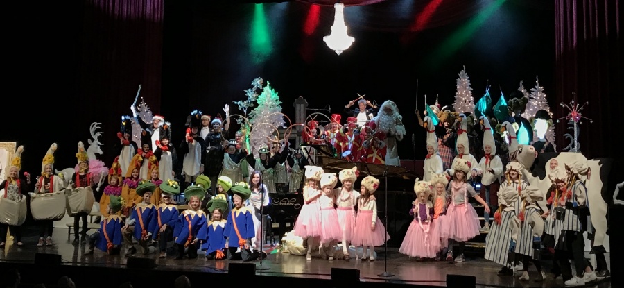 Have a holly jolly Christmas Sioux Falls!! What a joyful time Santa had tonight telling his Twelve Days Of Christmas tale at the Lorie Line show in Sioux Falls this evening. That cow gave us just an udderly delightful performance. And those Swans Of Swimming stayed afloat so well! Merry Christmas one and all!!