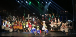 Ho, ho, ho Merry Christmas La Crosse!! Thank you for such a delightful evening helping Santa close out the Lorie Line show! Thanks darling children for assisting in Santa’s Twelve Days Of Christmas tale! Those precious Swans Of Swimming were so talented at all their swim moves! And what a beautiful Partridge In A Pear tree!! Happy Holidays one and all!! See you next year! 